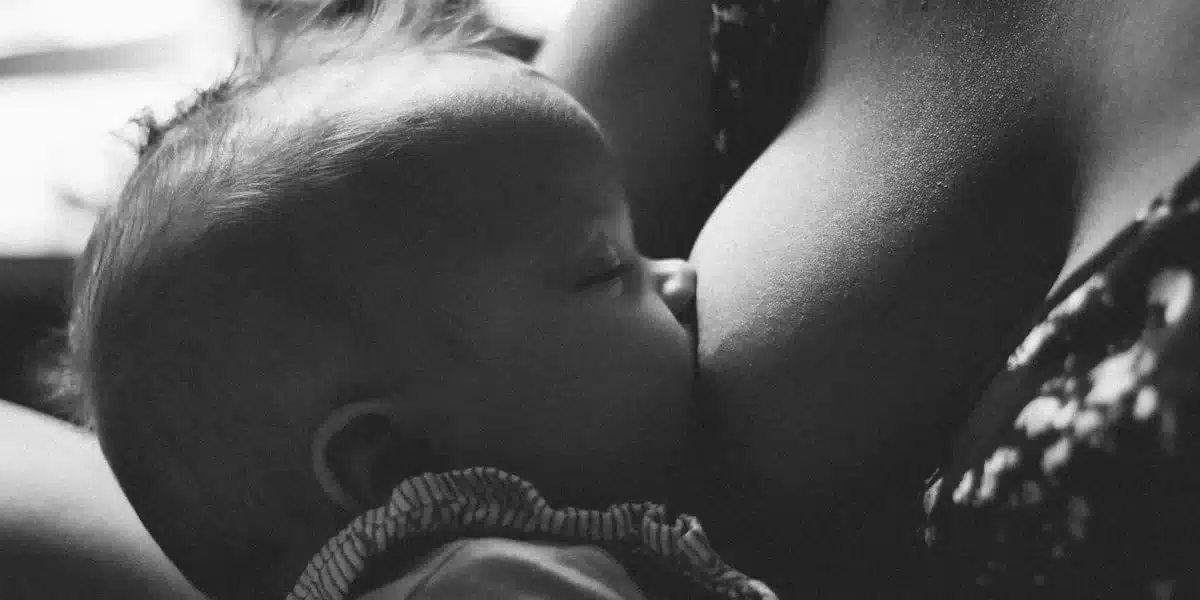 Position ballon de rugby en tandem pour allaiter deux bébés simultanément