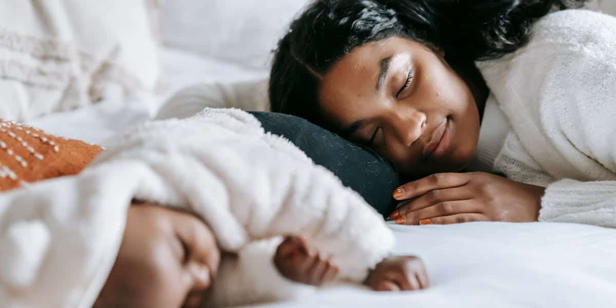 Bébé endormi après la tétée nocturne