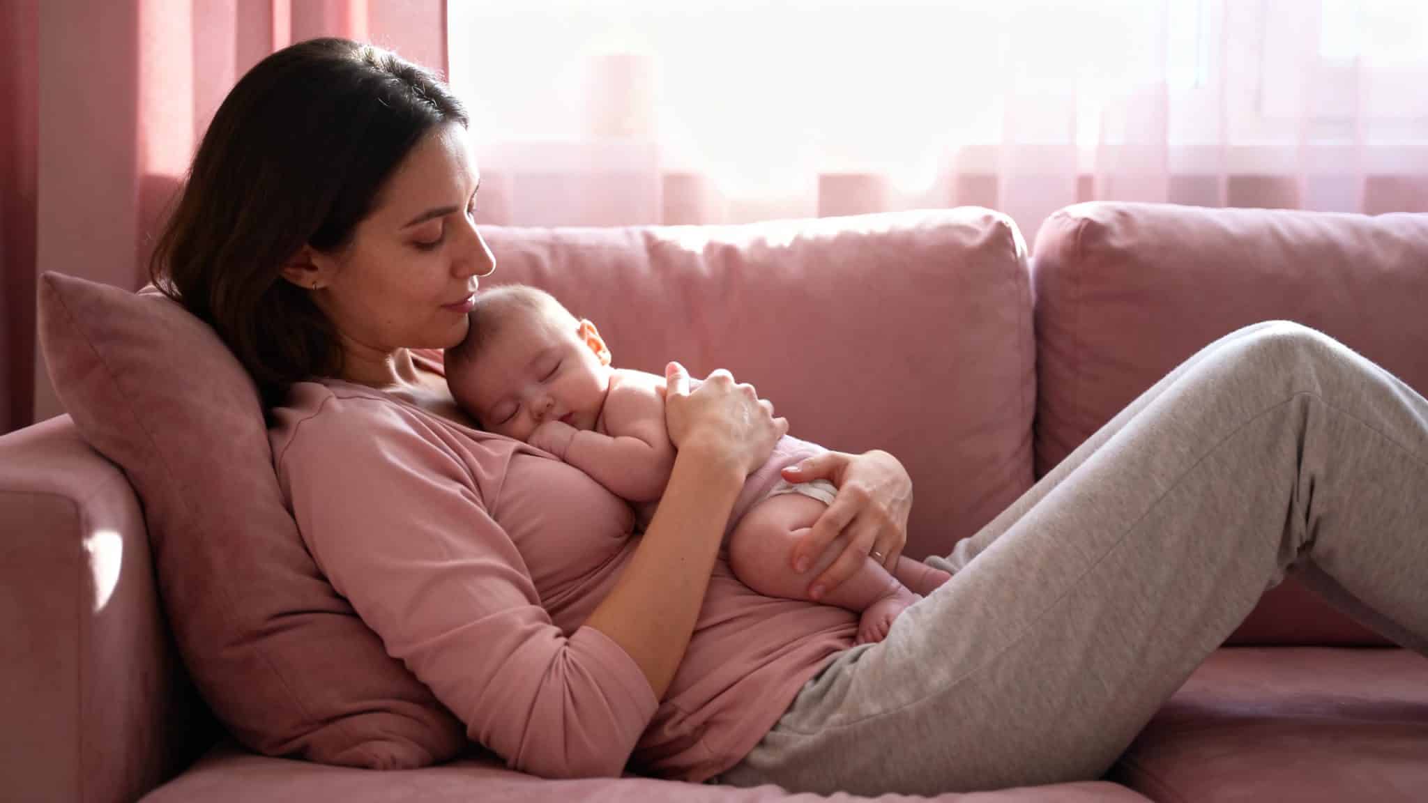 Mère allaitant bébé en position semi-allongée anti-reflux