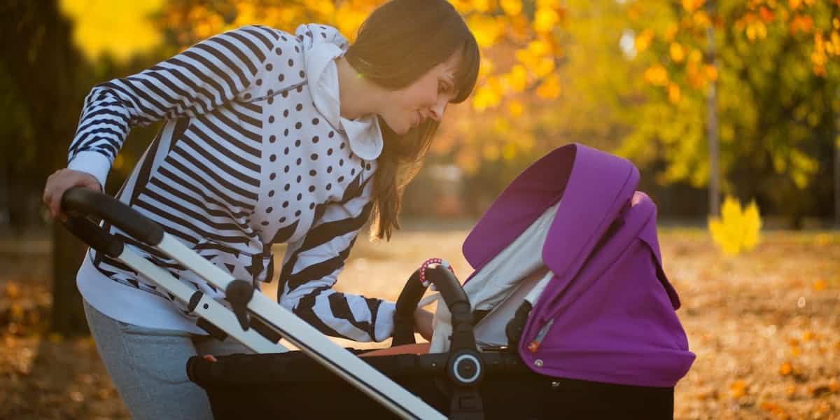 Maman avec bébé en poussette lors d'une promenade sportive