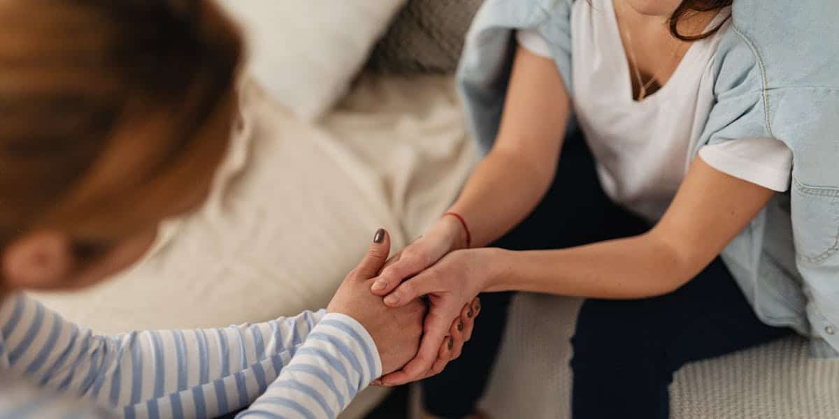 Mains qui se tiennent, soutien émotionnel post-partum