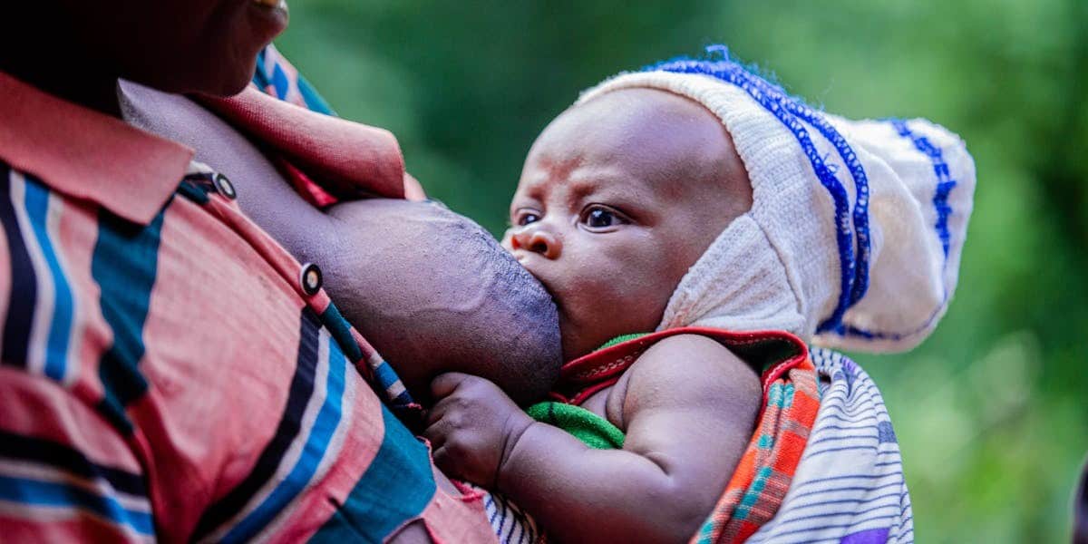 Maman allaitant son bébé pendant une crise de croissance