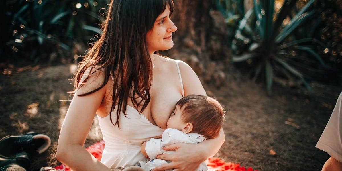 Maman au repos avec bébé après une longue nuit d'allaitement