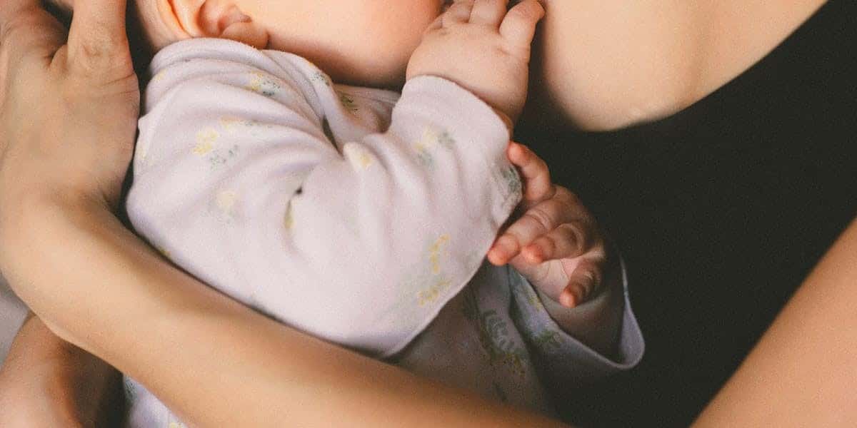 Maman allaitant son bébé pendant une crise de croissance
