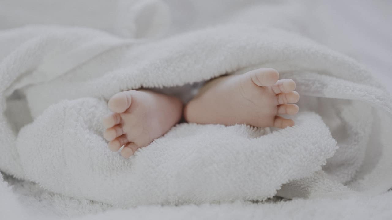 Mère et bébé en moment de bien-être pendant l'allaitement