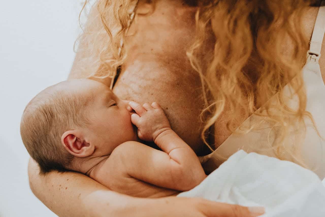 Mère enceinte qui prend soin d'elle, maternité bienveillante