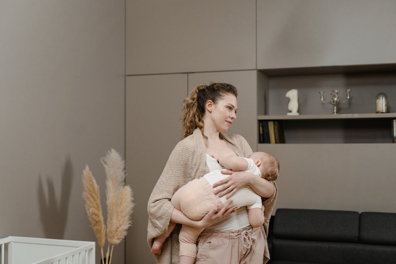 Nouveau-né et bébé aîné, allaitement en tandem, famille