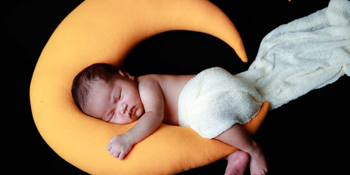 Bébé endormi paisiblement dans son lit, nuit calme