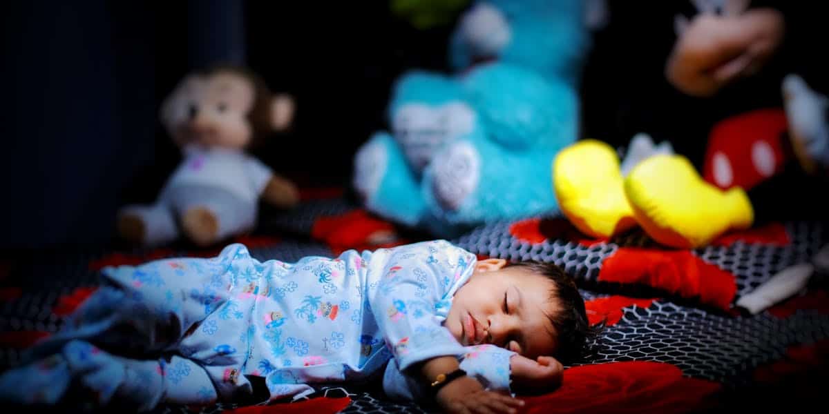Rituel du coucher bébé, lumière douce, maman et bébé