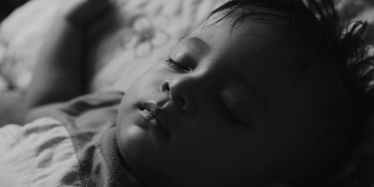 Chambre bébé la nuit, ambiance douce pour le sevrage nocturne